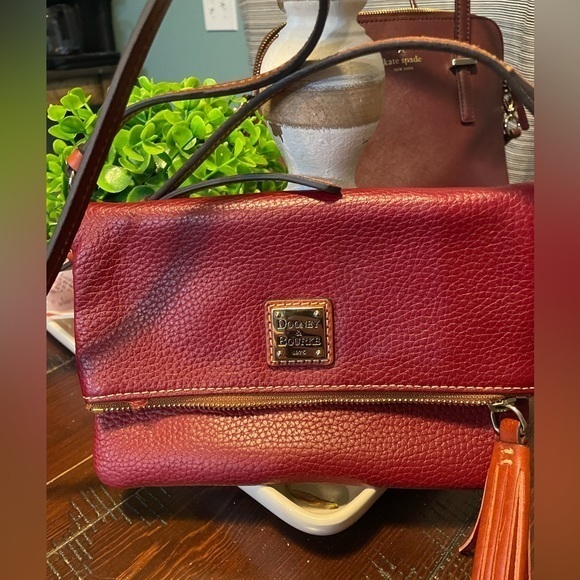 Dooney‎ & Bourke Wine Pebble Leather Fold Over Zip Crossbody Shoulder Clutch Bag - Picture 1 of 9